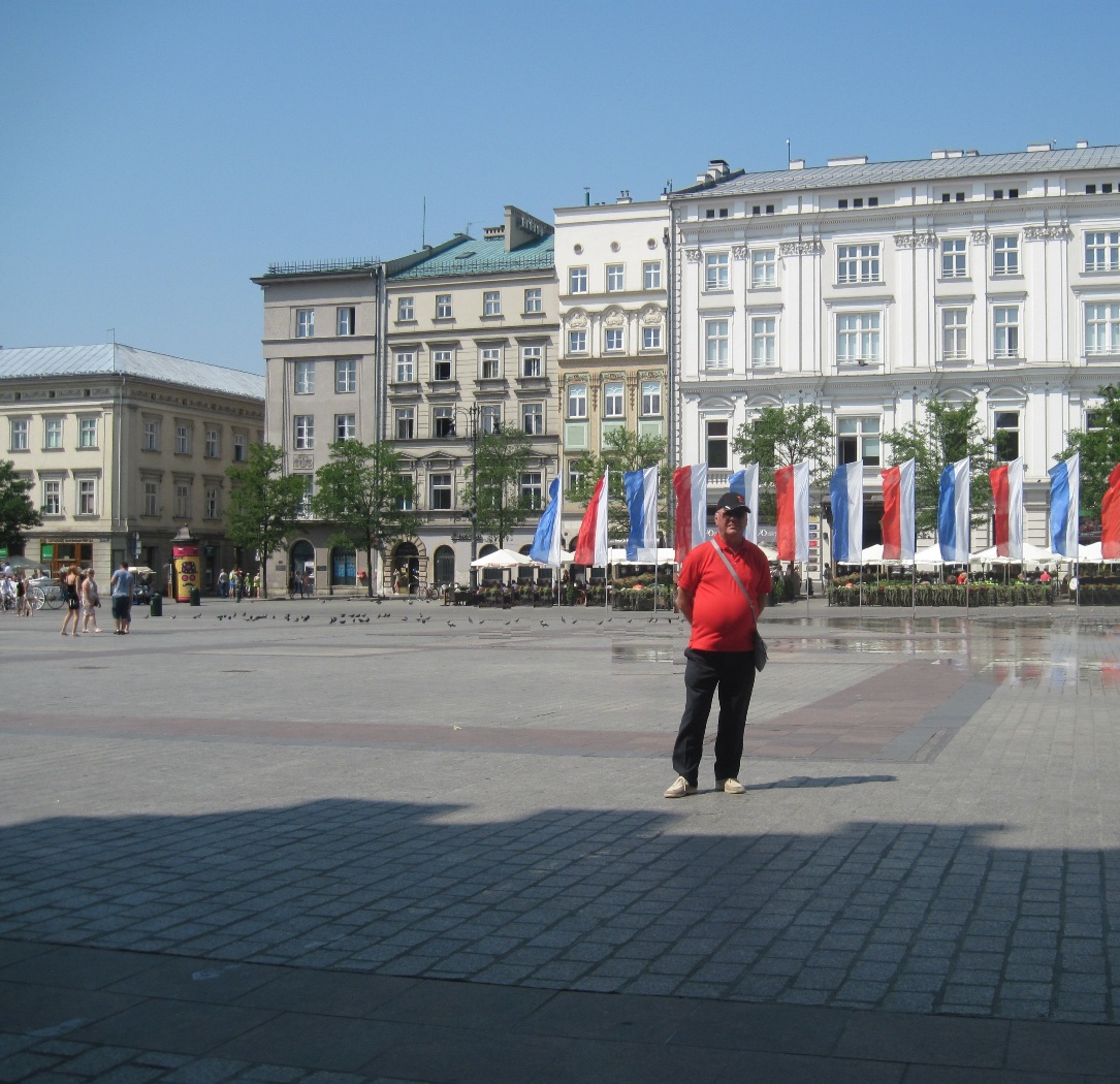 64-Cracovia-Altro angolo della piazza e mio marito
